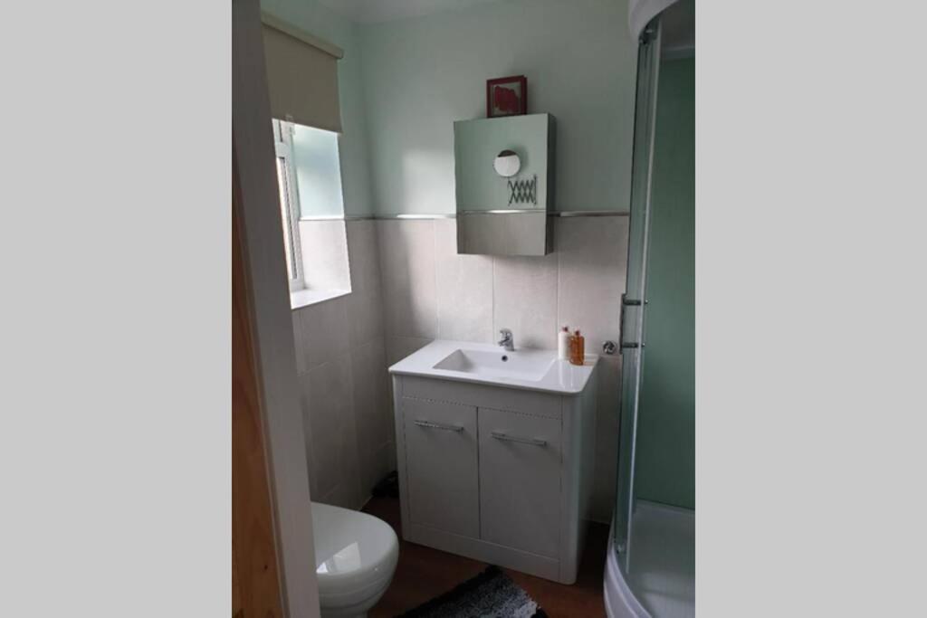 A Home Away From Home With A Big Welcome Erith エクステリア 写真